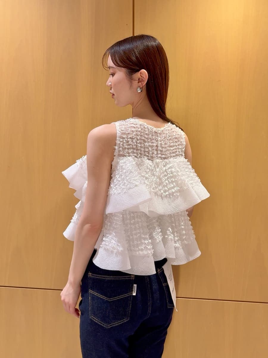 ブルー系のその他パンツ、ホワイト系のシャツ/ブラウス、ホワイト系のショルダーバッグを着用したレディースの春コーディネートの6枚目の写真