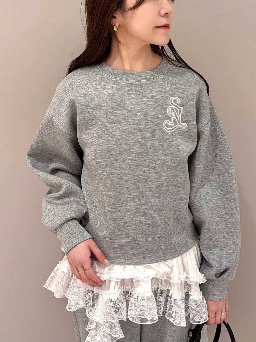 ホワイト系のTシャツ/カットソー、グレー系のスウェット、グレー系のスウェットパンツを着用したレディースの冬コーディネートの5枚目の写真