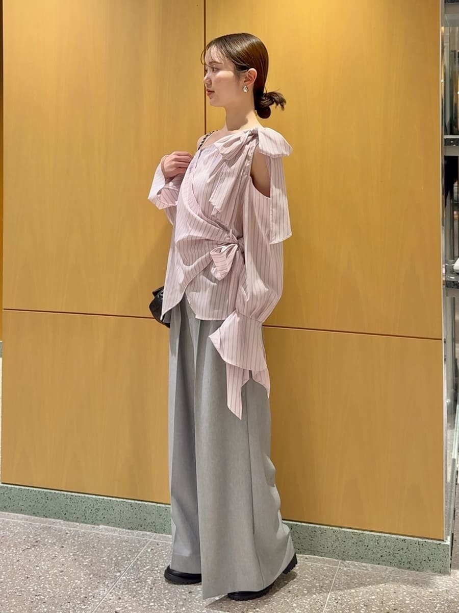 ブラック系のショルダーバッグ、グレー系のその他パンツ、シルバー系のピアス（両耳用）を着用したレディースの冬コーディネートの2枚目の写真