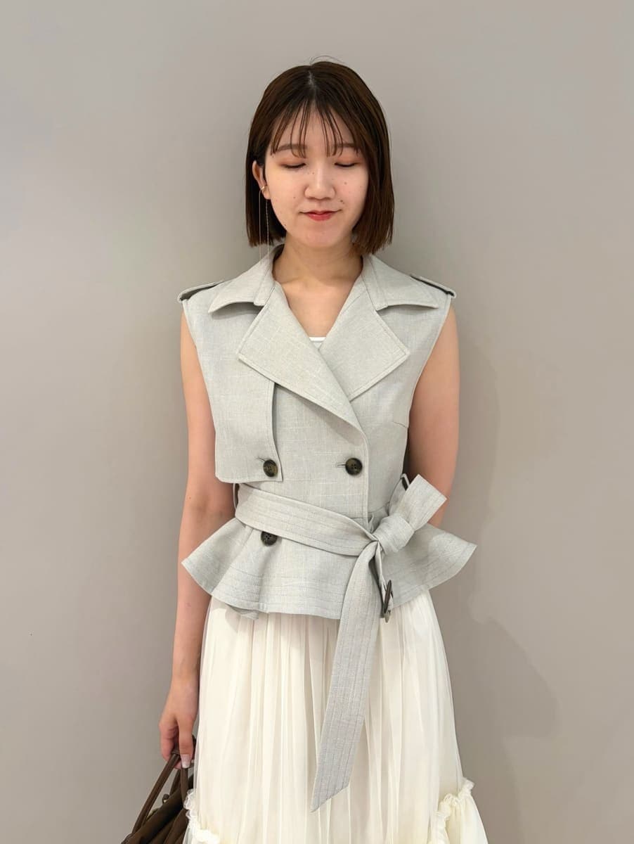 グレー系のワンピース、ホワイト系のサンダル、ブラウン系のボストンバッグを着用したレディースの夏コーディネートの4枚目の写真