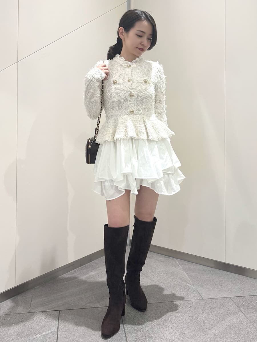 ホワイト系のワンピース、ブラウン系のブーツ、レッド系のショルダーバッグを着用したレディースの秋コーディネートの6枚目の写真