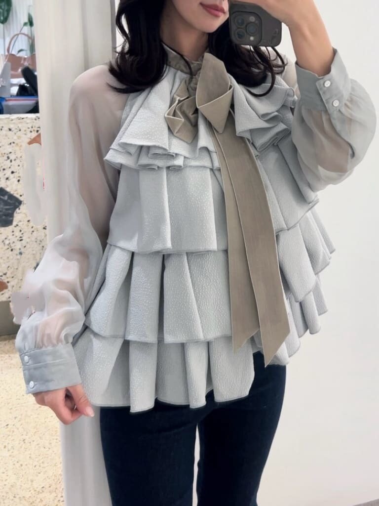 ブラック系のハンドバッグ、ブルー系のその他パンツ、グリーン系のドレスを着用したレディースの冬コーディネートの6枚目の写真