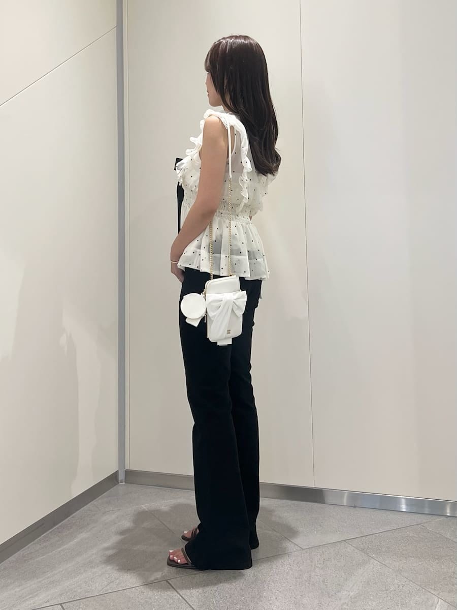 ホワイト系のショルダーバッグ、その他のシャツ/ブラウス、ブラック系のデニムパンツを着用したレディースの夏コーディネートの3枚目の写真