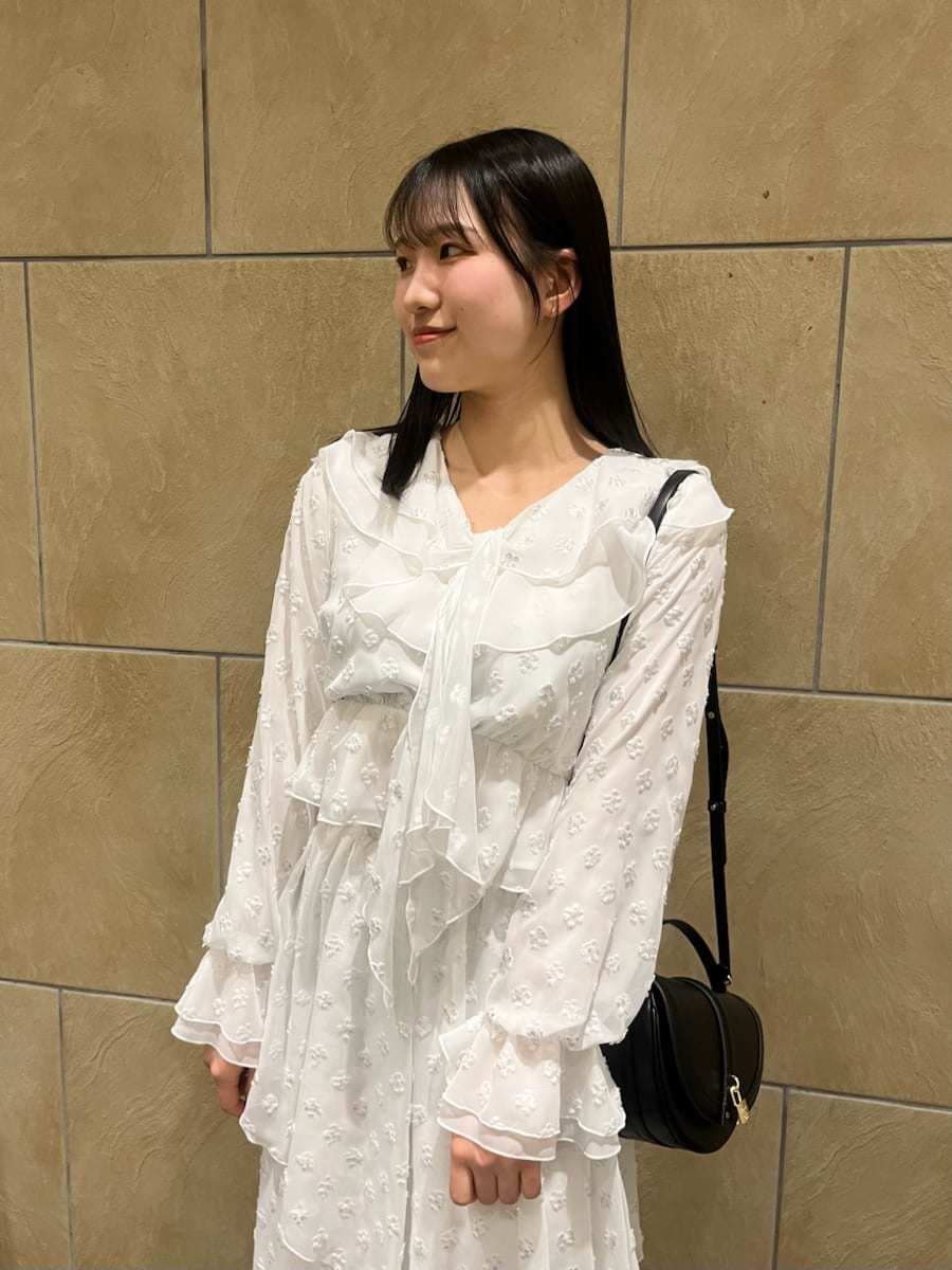 ブラック系のブーツ、ブラック系のハンドバッグ、シルバー系のスカートを着用したレディースの冬コーディネートの6枚目の写真