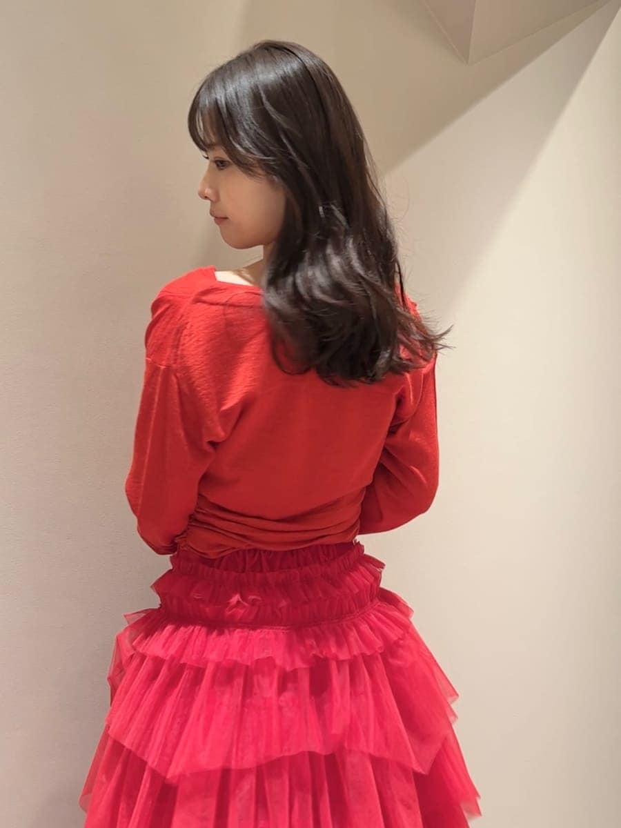 ブラック系のブーツ、レッド系のニット/セーターを着用したレディースの冬コーディネートの6枚目の写真