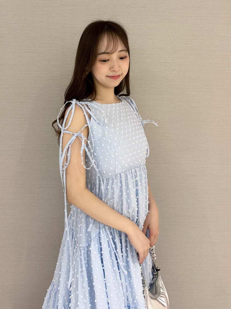 ブルー系のワンピース、シルバー系のショルダーバッグ、その他のサンダルを着用したレディースの夏コーディネートの4枚目の写真