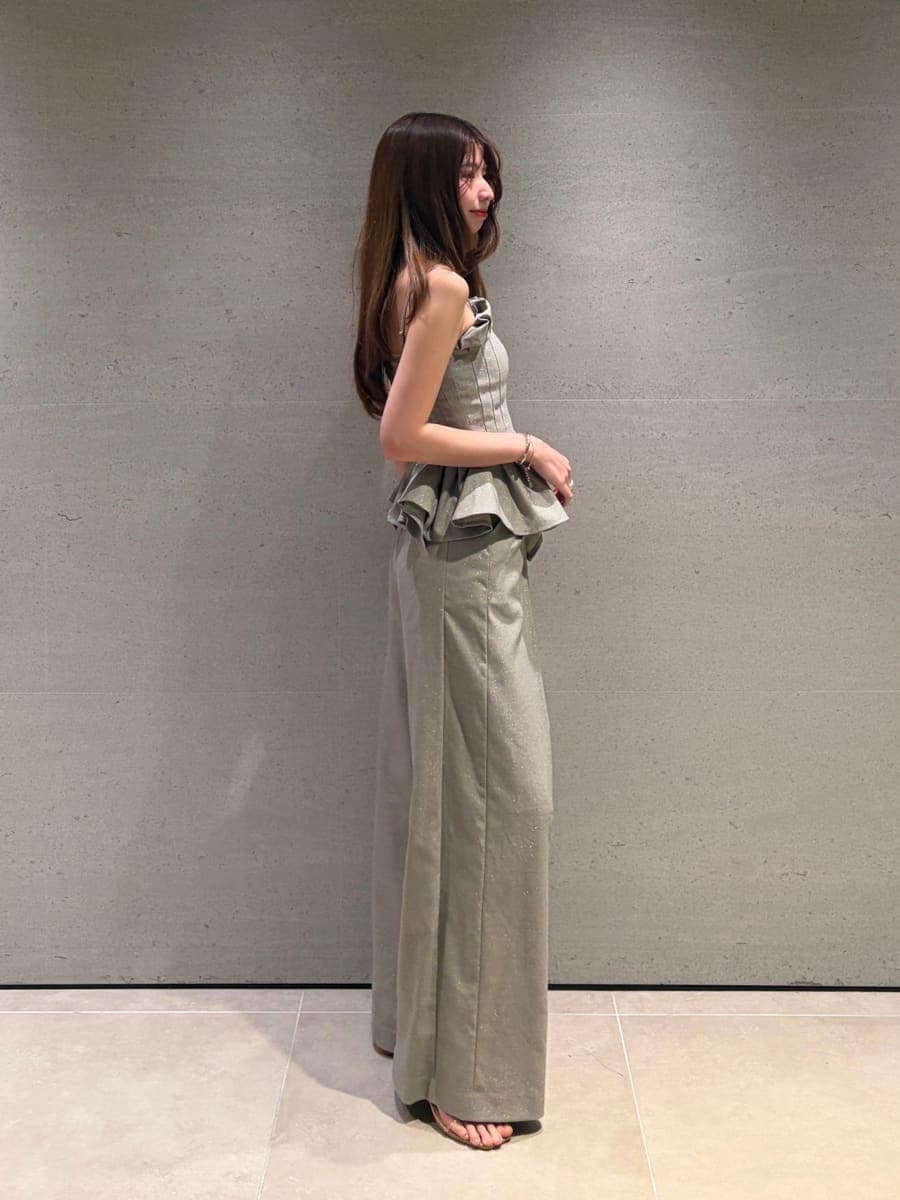 ホワイト系のショルダーバッグ、ベージュ系のその他パンツ、その他のサンダルを着用したレディースの夏コーディネートの4枚目の写真
