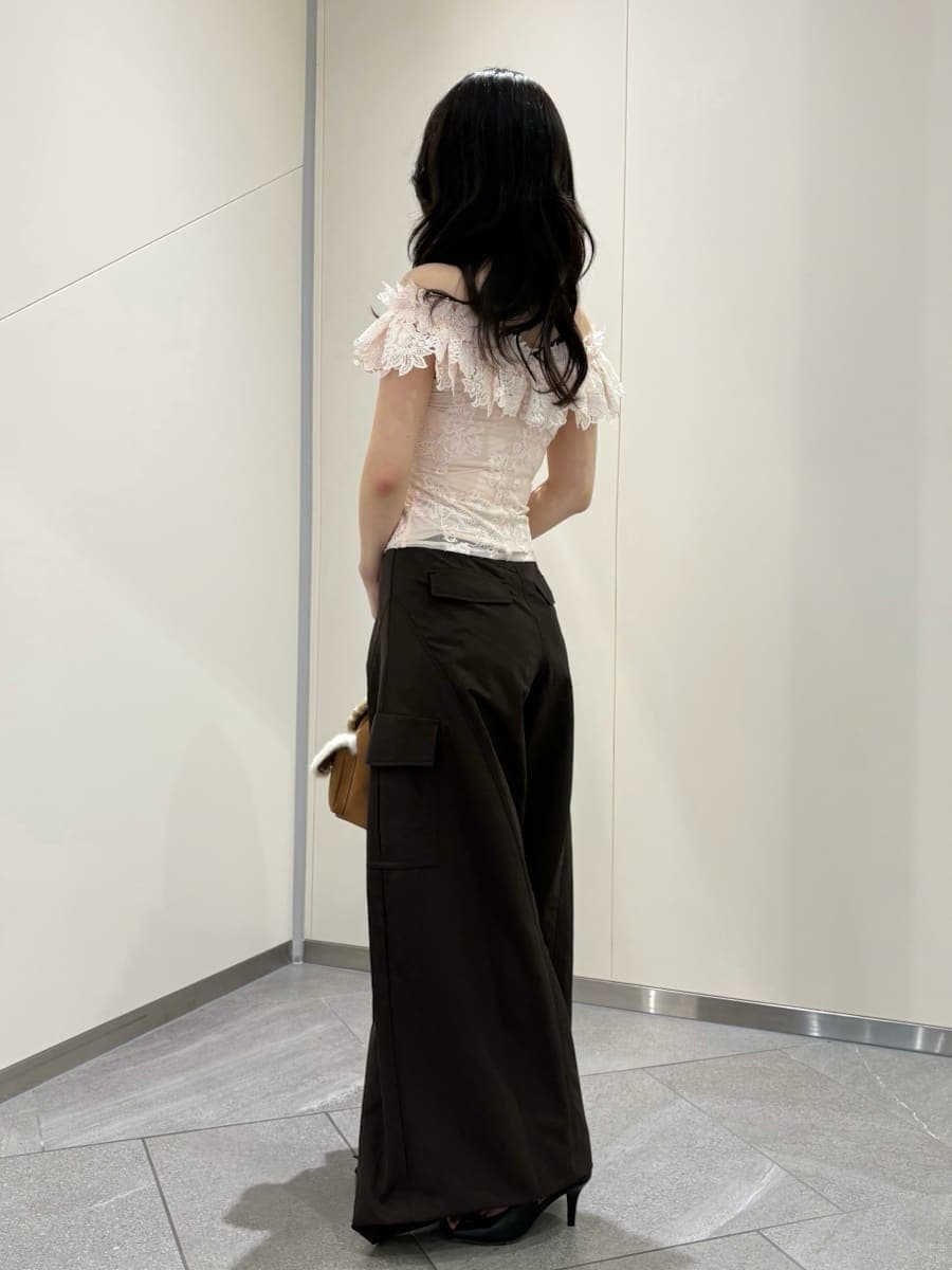 ブラウン系のその他パンツ、ピンク系のTシャツ/カットソー、その他のバックパック/リュックを着用したレディースの夏コーディネートの3枚目の写真
