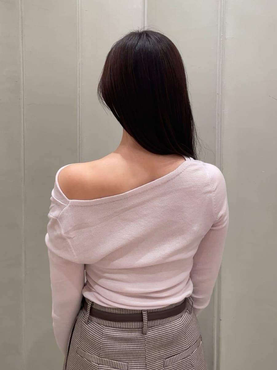 ブラウン系のハンドバッグ、その他のその他パンツ、ピンク系のニット/セーターを着用したレディースの秋コーディネートの7枚目の写真