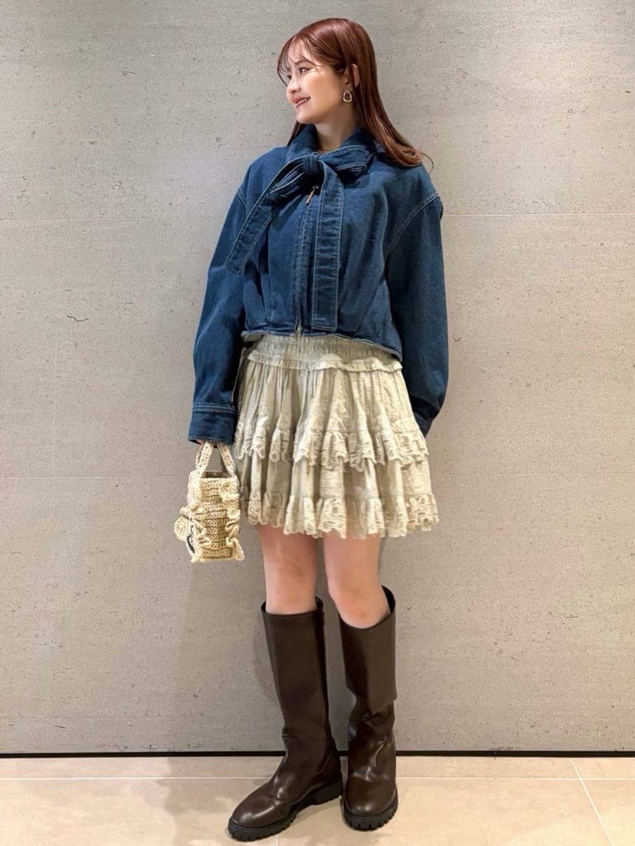 ブルー系のブルゾン、グリーン系のその他パンツ、グリーン系のシャツ/ブラウスを着用したレディースの春コーディネートの4枚目の写真