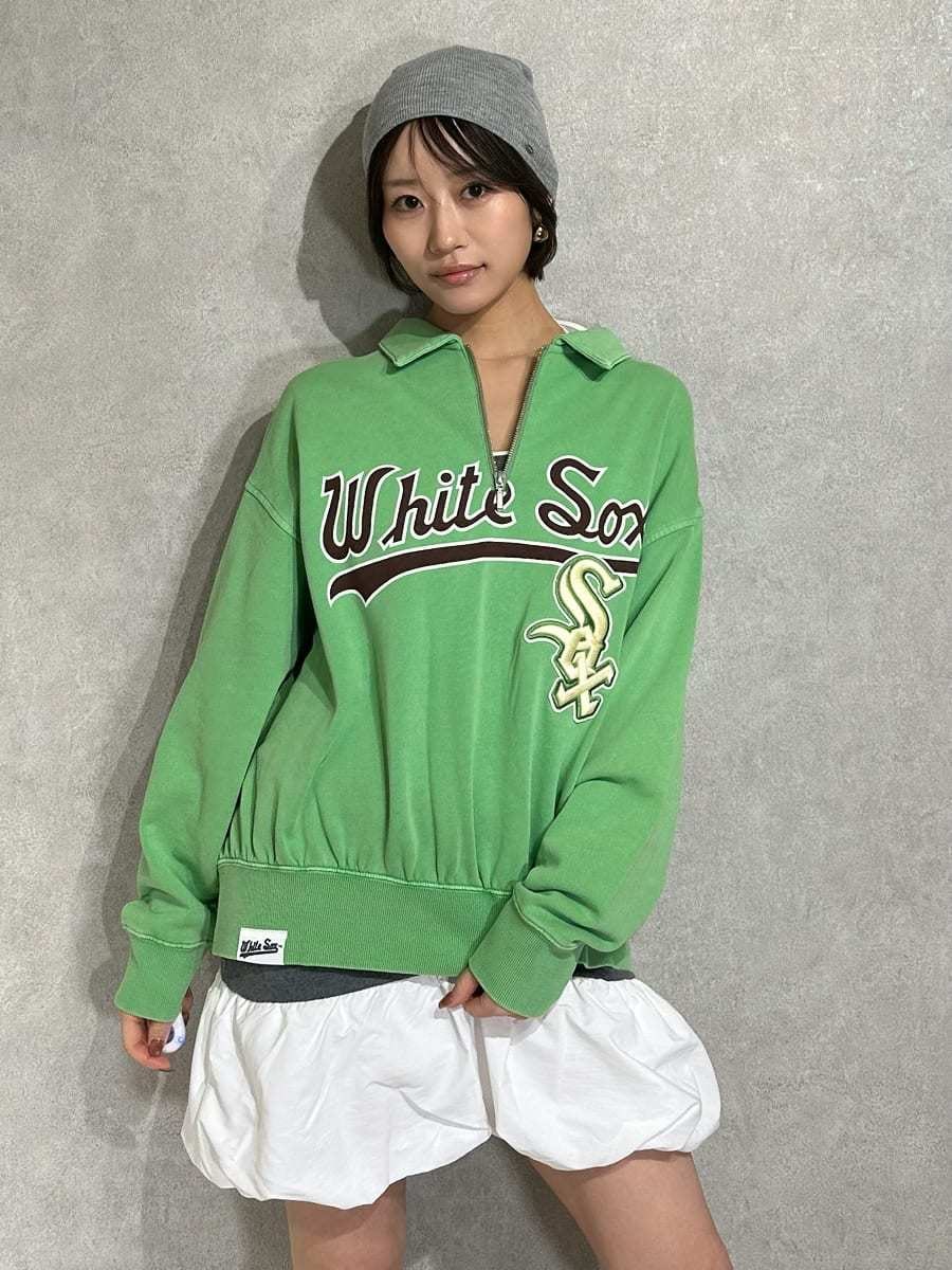 グレー系のワンピース、グリーン系のスウェットを着用したレディースの春コーディネートの6枚目の写真