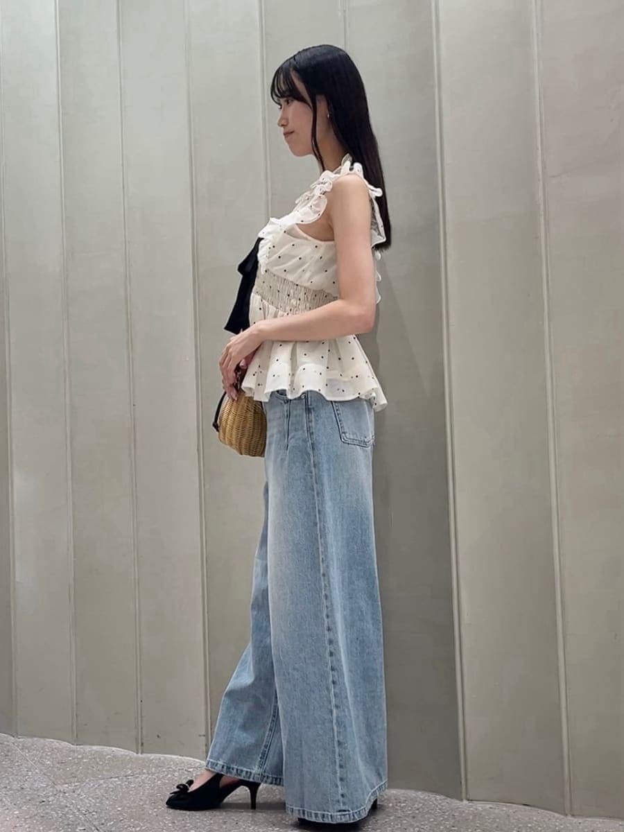 ブラック系のかごバッグ、ブルー系のデニムパンツ、その他のシャツ/ブラウスを着用したレディースの夏コーディネートの4枚目の写真