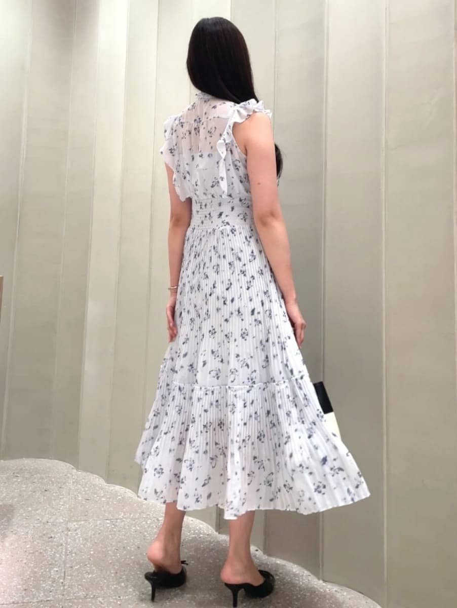 その他のハンドバッグ、ブルー系のワンピース、ブラック系のサンダルを着用したレディースの夏コーディネートの4枚目の写真