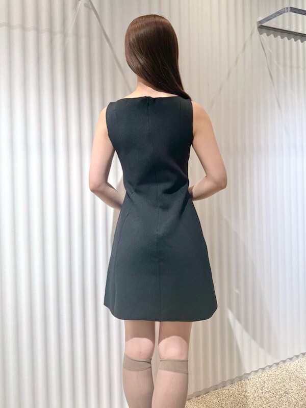 ブラック系のワンピース、ブラウン系のショルダーバッグ、ベージュ系のソックス/靴下を着用したレディースの春コーディネートの10枚目の写真