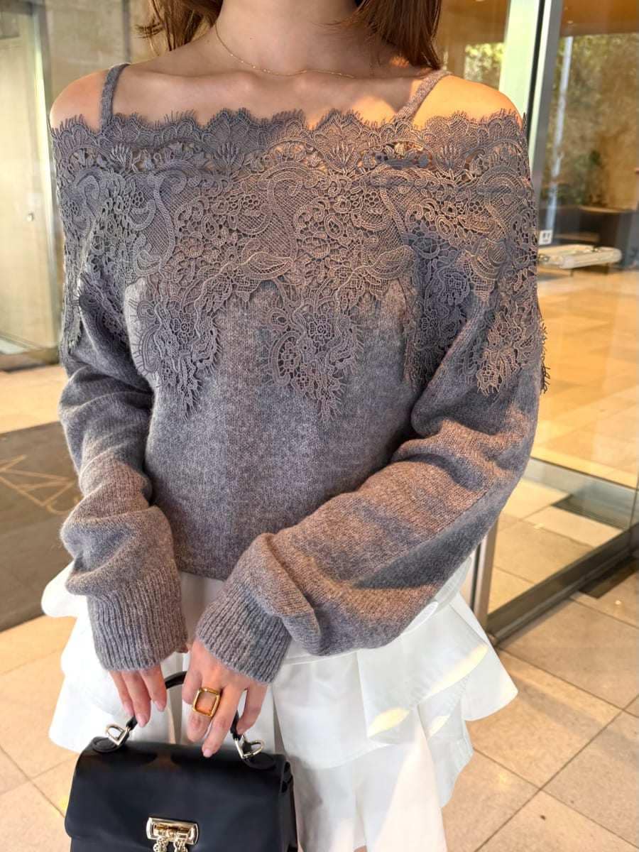 グレー系のブーツ、ホワイト系のその他パンツ、グレー系のニット/セーターを着用したレディースの秋コーディネートの6枚目の写真