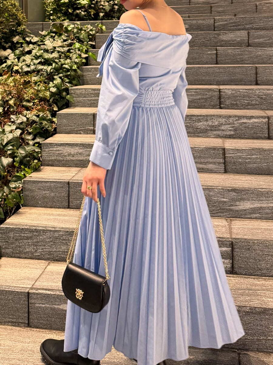 ブルー系のワンピース、ブラック系のショルダーバッグを着用したレディースの春コーディネートの10枚目の写真