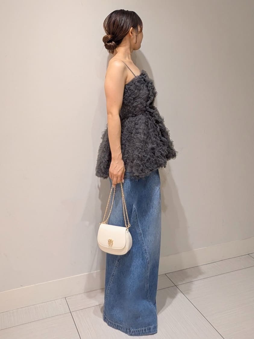 ホワイト系のショルダーバッグ、ブルー系のデニムパンツ、グレー系のシャツ/ブラウスを着用したレディースの夏コーディネートの2枚目の写真