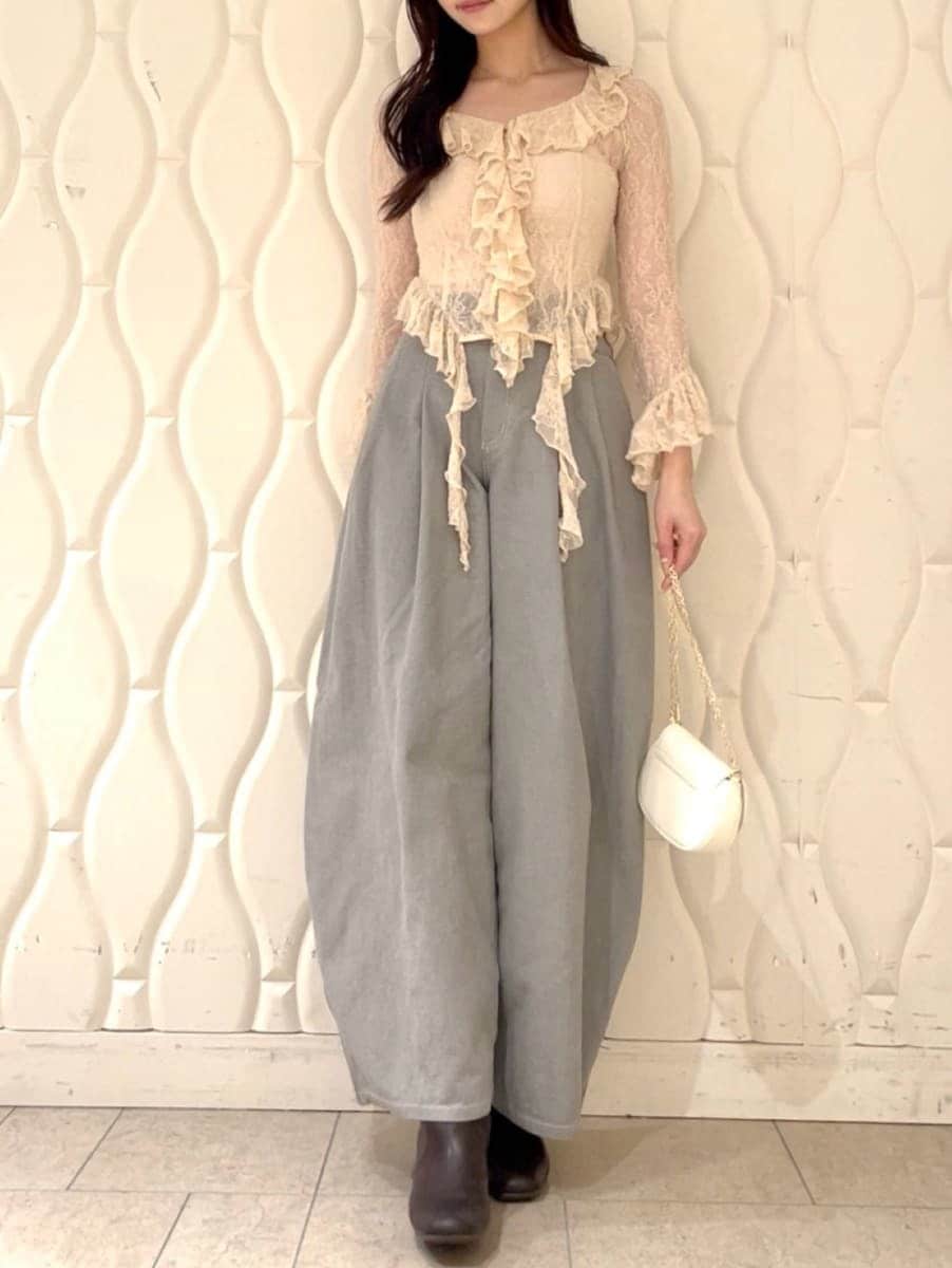 ピンク系のTシャツ/カットソー、ホワイト系のショルダーバッグ、ゴールド系のネックレスを着用したレディースの冬コーディネートの2枚目の写真