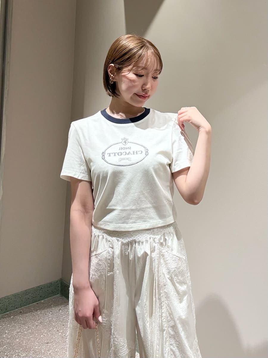 ホワイト系のその他パンツ、ホワイト系のTシャツ/カットソー、その他のパンプスを着用したレディースの春コーディネートの4枚目の写真