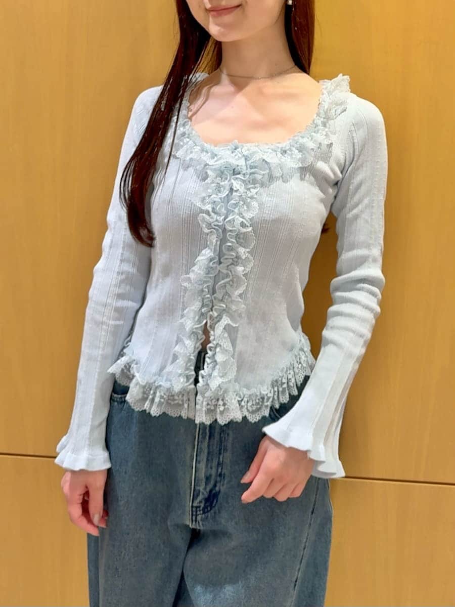 その他のサンダル、ブルー系のデニムパンツ、ブルー系のニット/セーターを着用したレディースの夏コーディネートの5枚目の写真