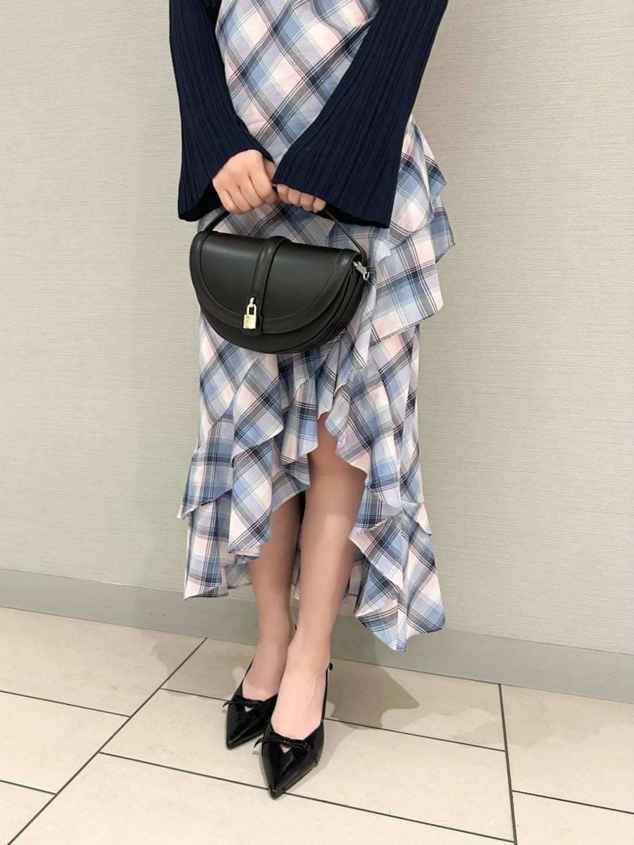 ブルー系のワンピース、ブルー系のカーディガン/ボレロ、ブラック系のハンドバッグを着用したレディースの秋コーディネートの5枚目の写真