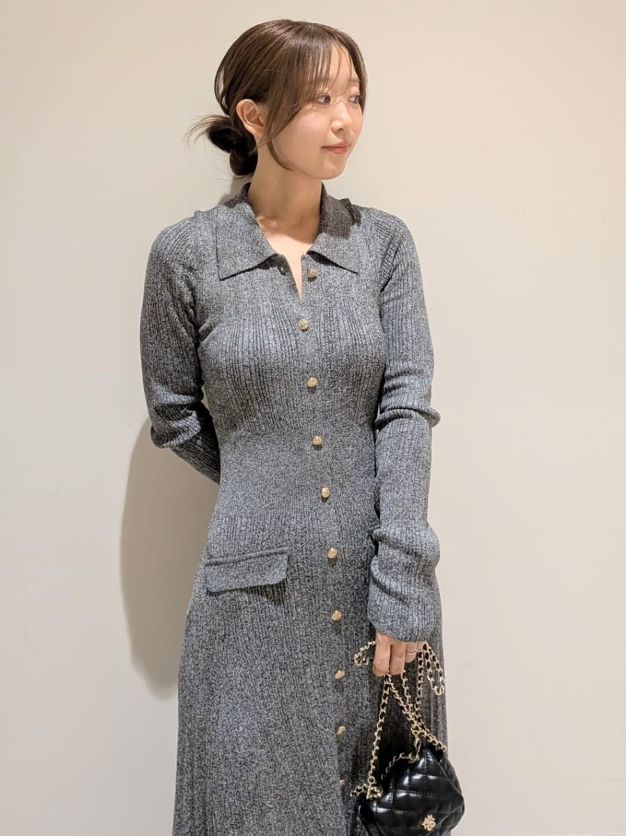 その他のワンピース、ベージュ系のチェスターコート、ブラック系のブーツを着用したレディースの秋コーディネートの6枚目の写真