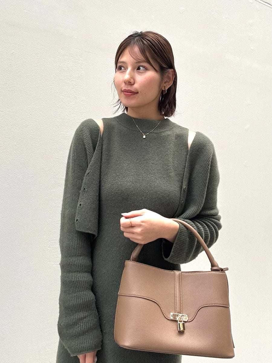 ブラック系のブーツ、グリーン系のワンピース、グリーン系のカーディガン/ボレロを着用したレディースの冬コーディネートの7枚目の写真