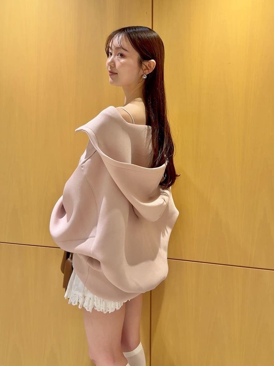 ホワイト系のその他パンツ、ブラウン系のハンドバッグ、ブラウン系のローファーを着用したレディースの春コーディネートの2枚目の写真