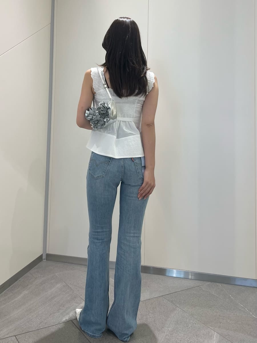 ホワイト系のシャツ/ブラウス、ブルー系のデニムパンツ、その他のパンプスを着用したレディースの春コーディネートの3枚目の写真