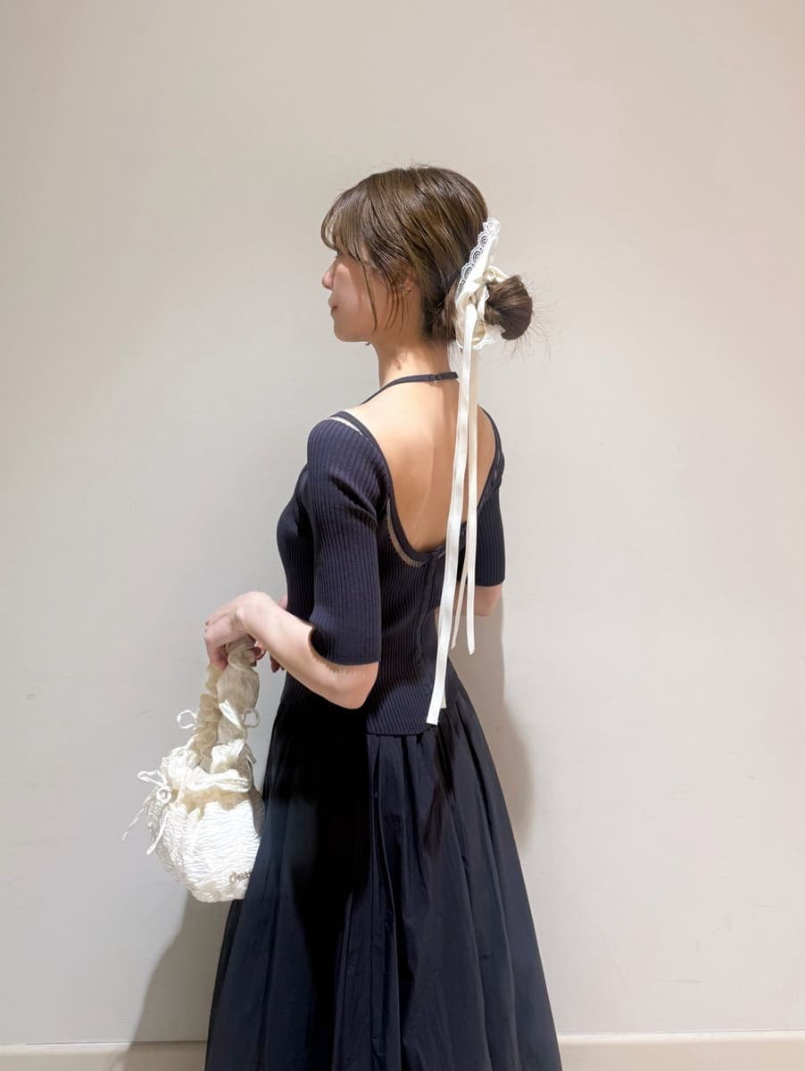 ホワイト系のパンプス、ホワイト系のシュシュを着用したレディースの春コーディネートの4枚目の写真