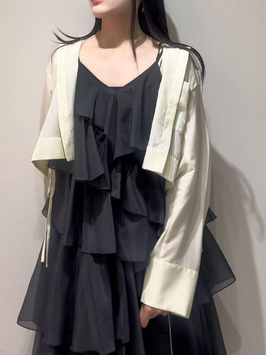 ブラック系のワンピース、ブラック系のサンダル、イエロー系のシャツ/ブラウスを着用したレディースの夏コーディネートの3枚目の写真