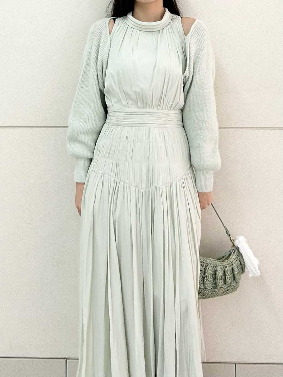 ブラック系のブーツ、グリーン系のワンピース、グリーン系のカーディガン/ボレロを着用したレディースの冬コーディネートの6枚目の写真