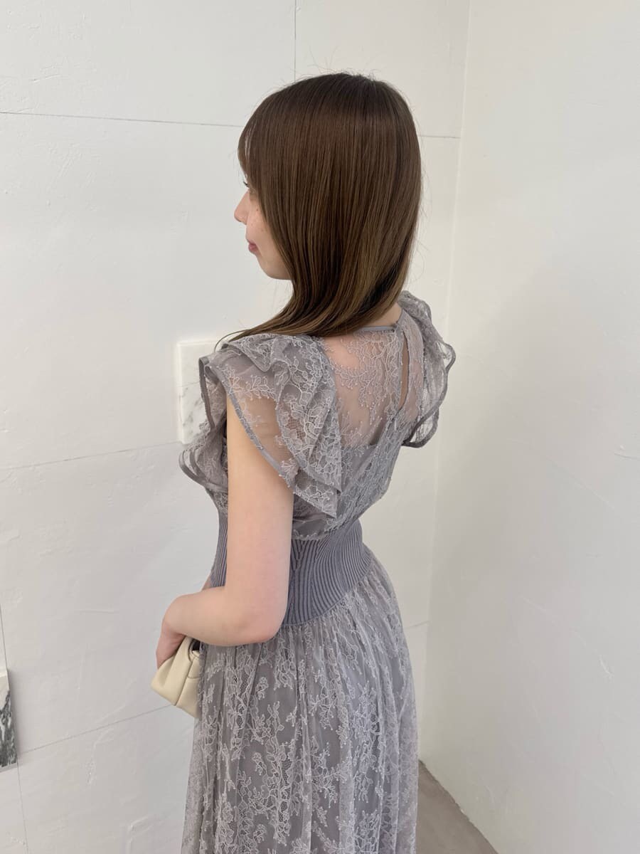 グレー系のドレスを着用したレディースの夏コーディネートの5枚目の写真