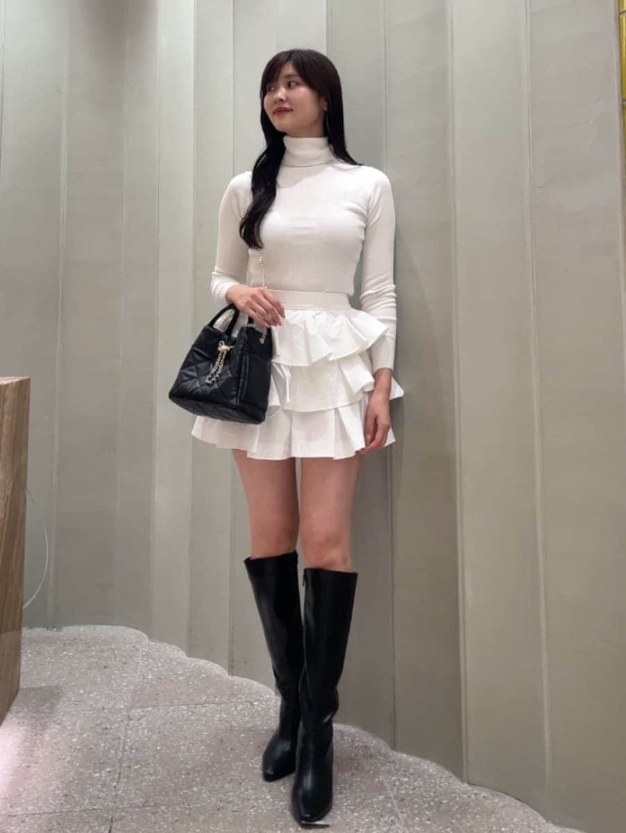 ホワイト系のモッズコート、ホワイト系のその他パンツ、ホワイト系のニット/セーターを着用したレディースの秋コーディネートの4枚目の写真