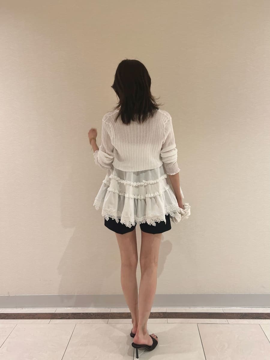 ブラック系のその他パンツ、ホワイト系のニット/セーター、ホワイト系のカーディガン/ボレロを着用したレディースの夏コーディネートの3枚目の写真