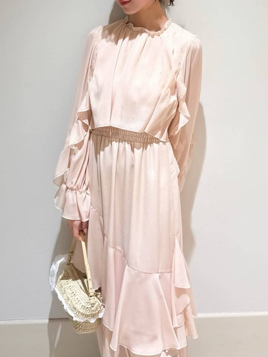 ブラウン系のブーツ、ピンク系のワンピース、ホワイト系のカーディガン/ボレロを着用したレディースの冬コーディネートの4枚目の写真