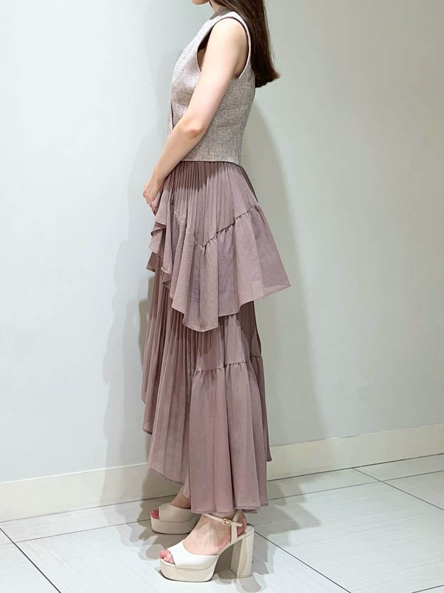 ピンク系のその他アウター、ブラウン系のワンピース、ホワイト系のサンダルを着用したレディースの夏コーディネートの2枚目の写真