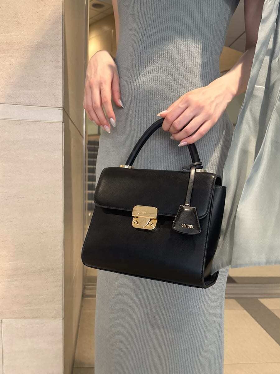 グリーン系のワンピース、ブラック系のサンダル、ブラック系のショルダーバッグを着用したレディースの夏コーディネートの7枚目の写真