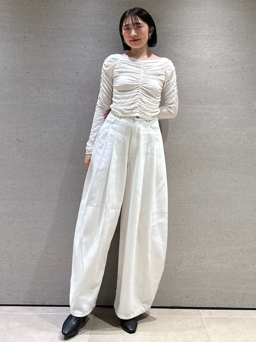 ホワイト系のTシャツ/カットソーを着用したレディースの冬コーディネートの3枚目の写真