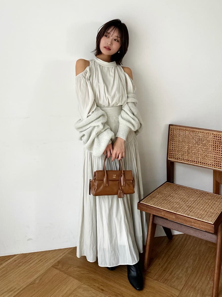 ブラック系のブーツ、グリーン系のワンピース、グリーン系のカーディガン/ボレロを着用したレディースの冬コーディネートの2枚目の写真