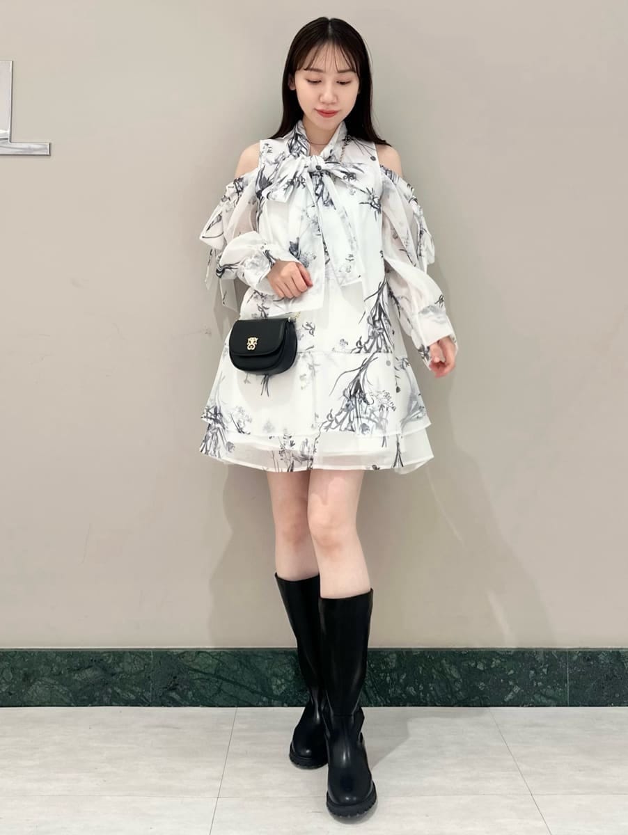 ホワイト系のワンピース、ブラック系のショルダーバッグを着用したレディースの冬コーディネートの2枚目の写真