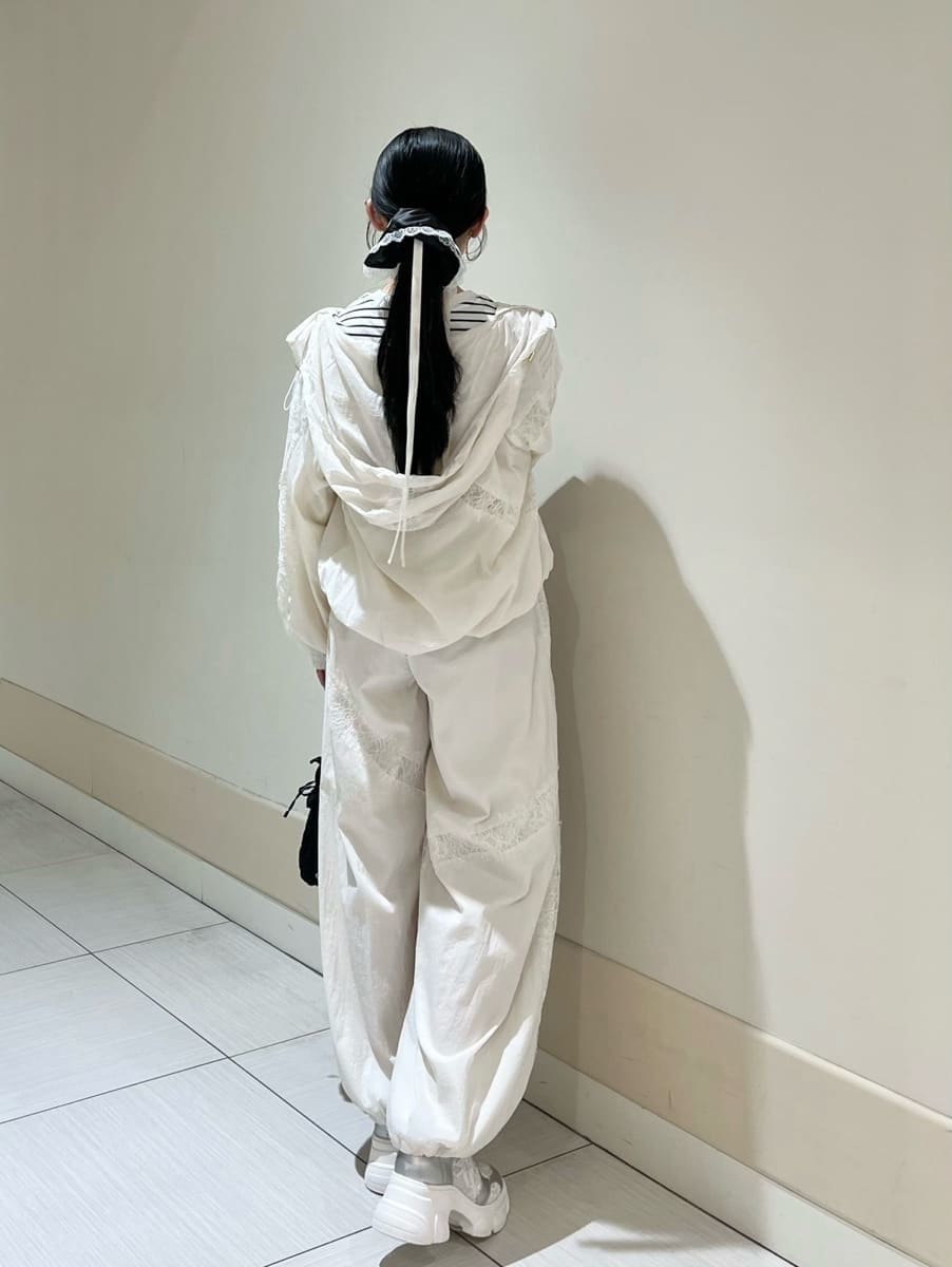 ホワイト系のブルゾン、ホワイト系のその他パンツ、その他のTシャツ/カットソーを着用したレディースの春コーディネートの3枚目の写真