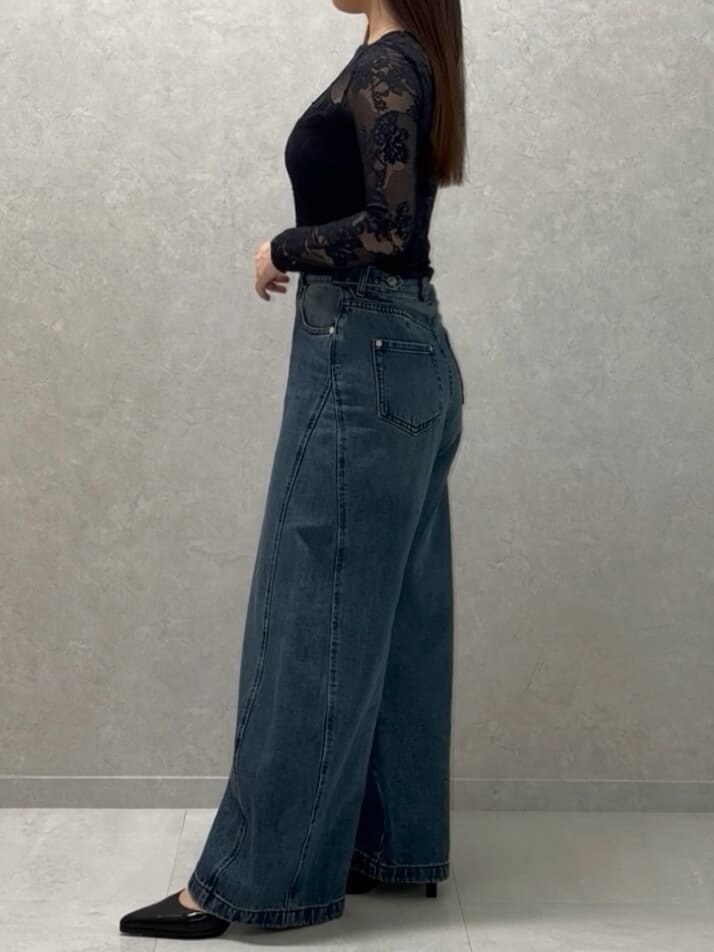 ブルー系のデニムパンツ、ブラック系のTシャツ/カットソー、ブラック系のパンプスを着用したレディースの秋コーディネートの2枚目の写真