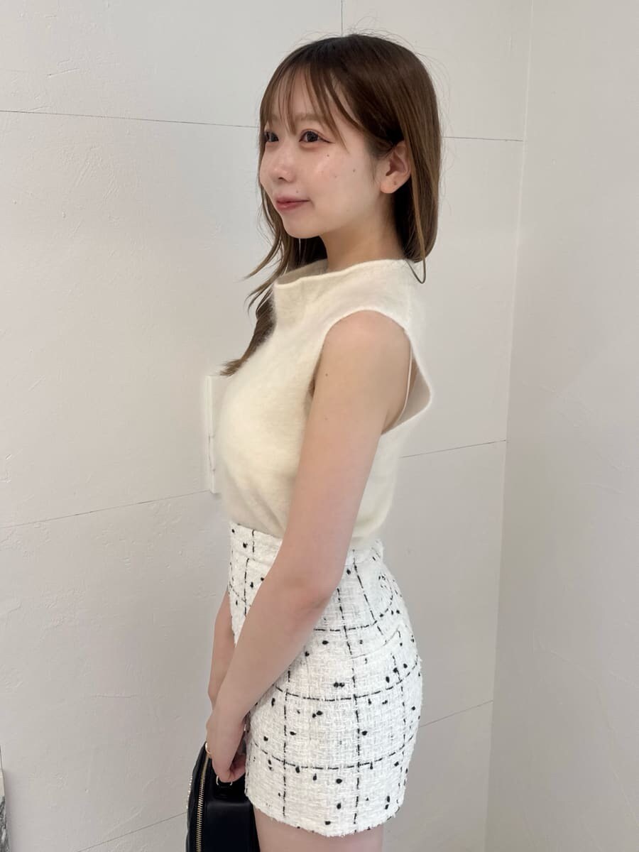 ホワイト系のノーカラージャケット、ホワイト系のその他パンツ、ホワイト系のTシャツ/カットソーを着用したレディースの秋コーディネートの5枚目の写真
