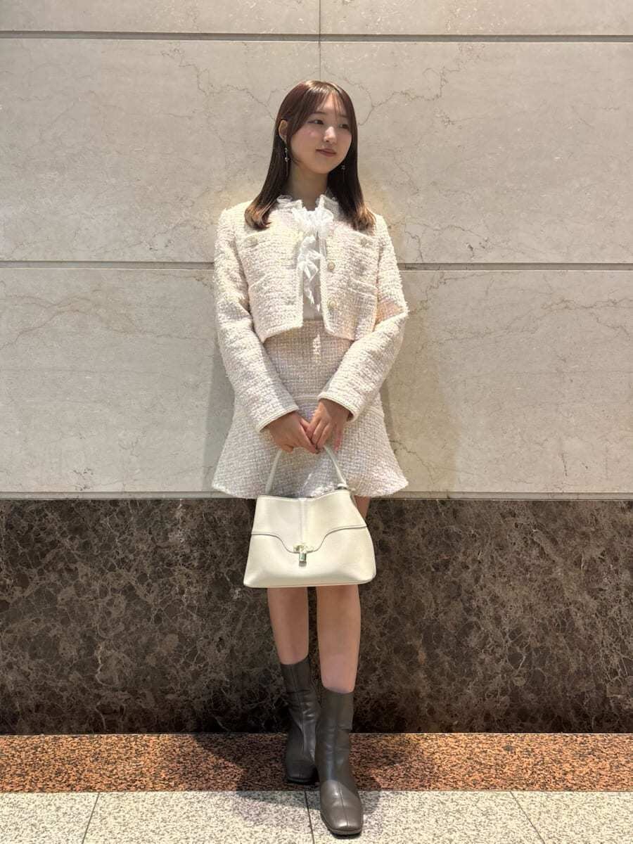 その他のノーカラージャケット、その他のスカート、ホワイト系のシャツ/ブラウスを着用したレディースの冬コーディネートの4枚目の写真