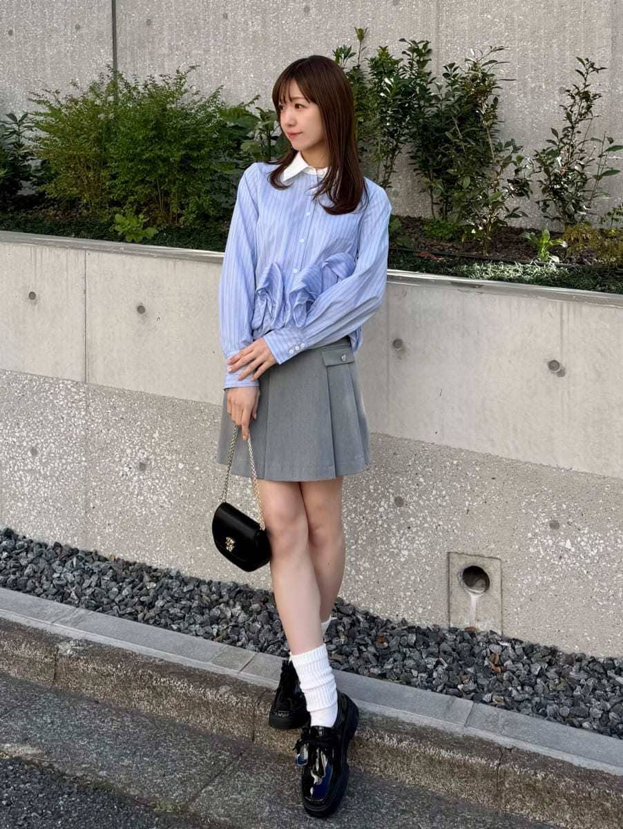 グレー系のスカート、その他のシャツ/ブラウス、ブラック系のショルダーバッグを着用したレディースの冬コーディネートの2枚目の写真