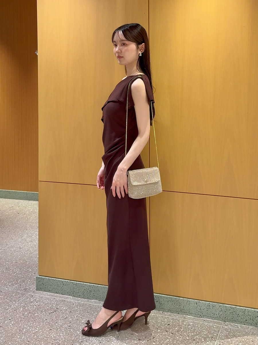 ブラウン系のワンピースを着用したレディースの夏コーディネートの2枚目の写真