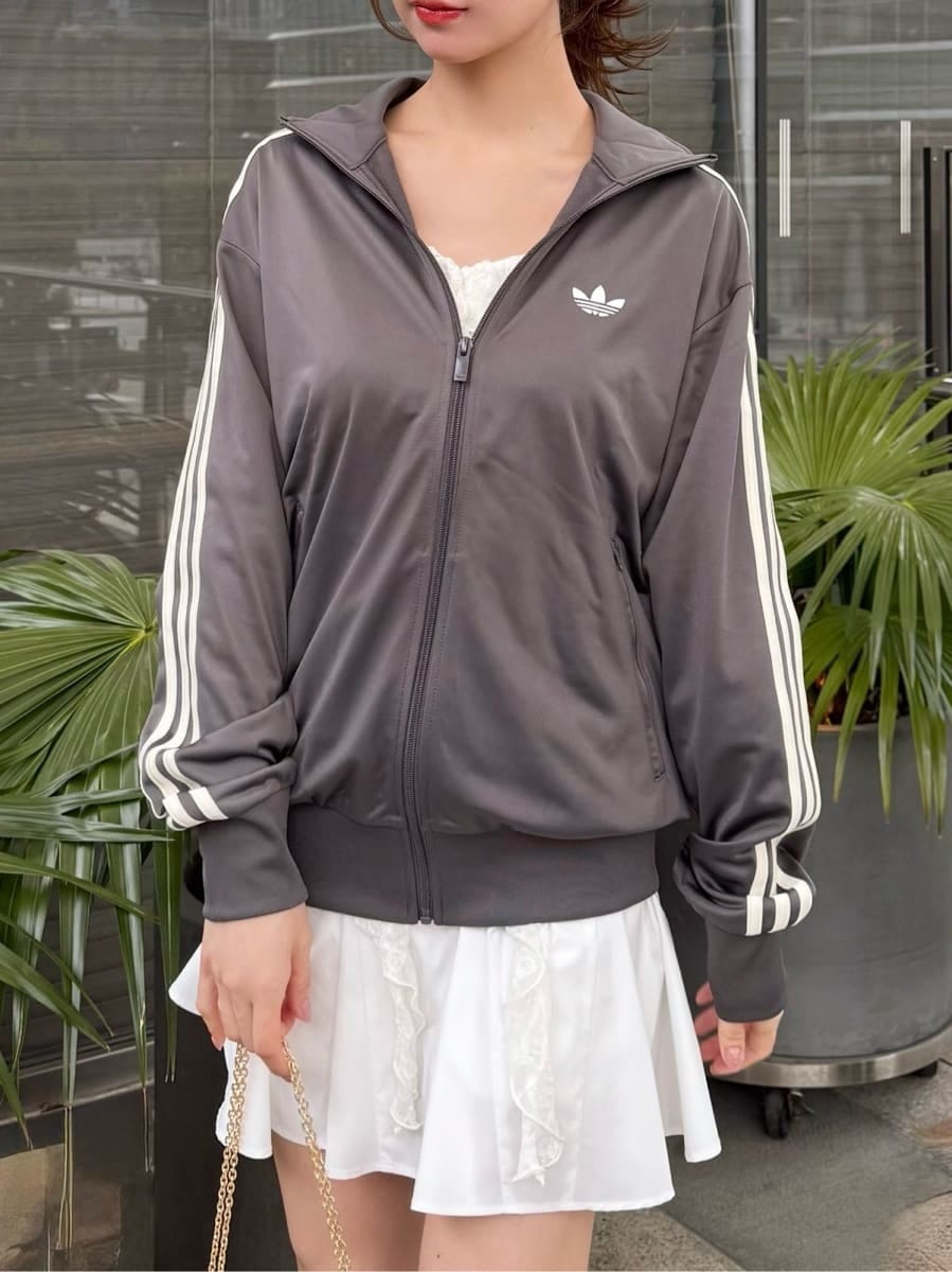 ホワイト系のその他パンツ、ホワイト系のTシャツ/カットソー、ホワイト系のショルダーバッグを着用したレディースの冬コーディネートの5枚目の写真