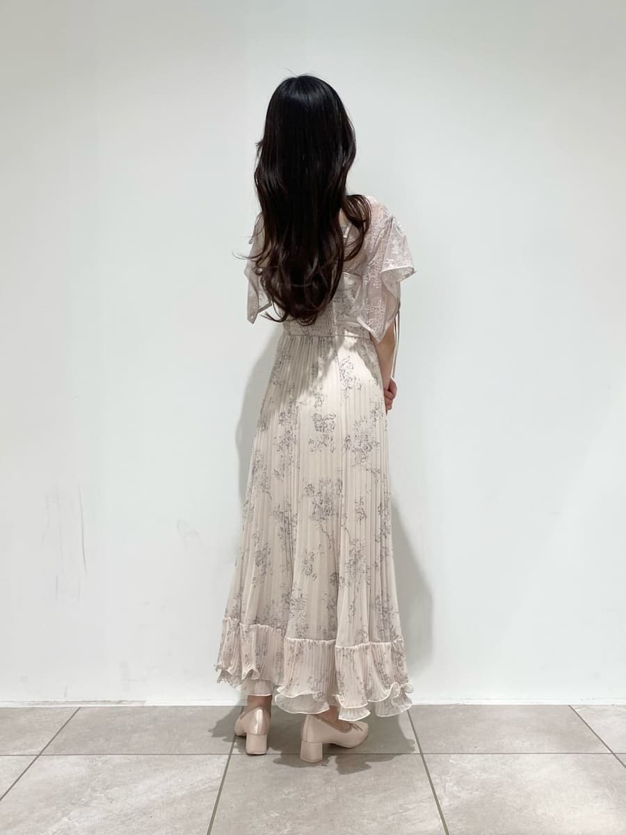 ホワイト系のテーラードジャケット、ホワイト系のショルダーバッグ、ピンク系のパンプスを着用したレディースの春コーディネートの4枚目の写真