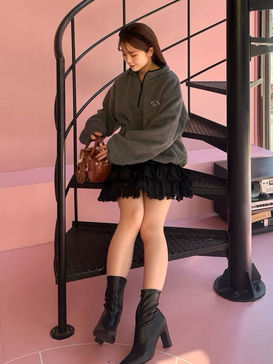 グレー系のTシャツ/カットソー、ブラック系のその他パンツ、ブラック系のブーツを着用したレディースの秋コーディネートの2枚目の写真